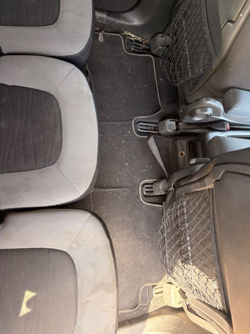 Moquette arrière de voiture aspirée à domicile à Bordeaux