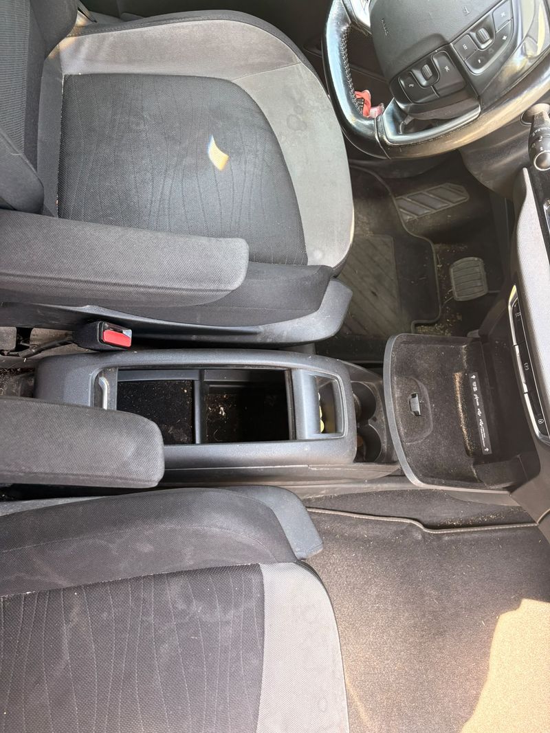 Console centrale de voiture nettoyée à domicile à Bordeaux