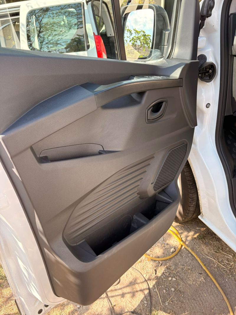 Panneau de porte d'utilitaire nettoyé à domicile à Bordeaux