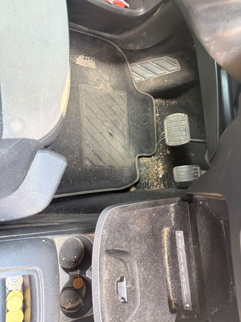 Plancher de voiture nettoyé à domicile à Bordeaux