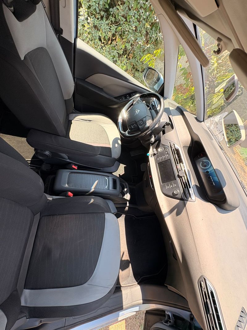 Poste de conduite d'une voiture nettoyé à domicile à Bordeaux