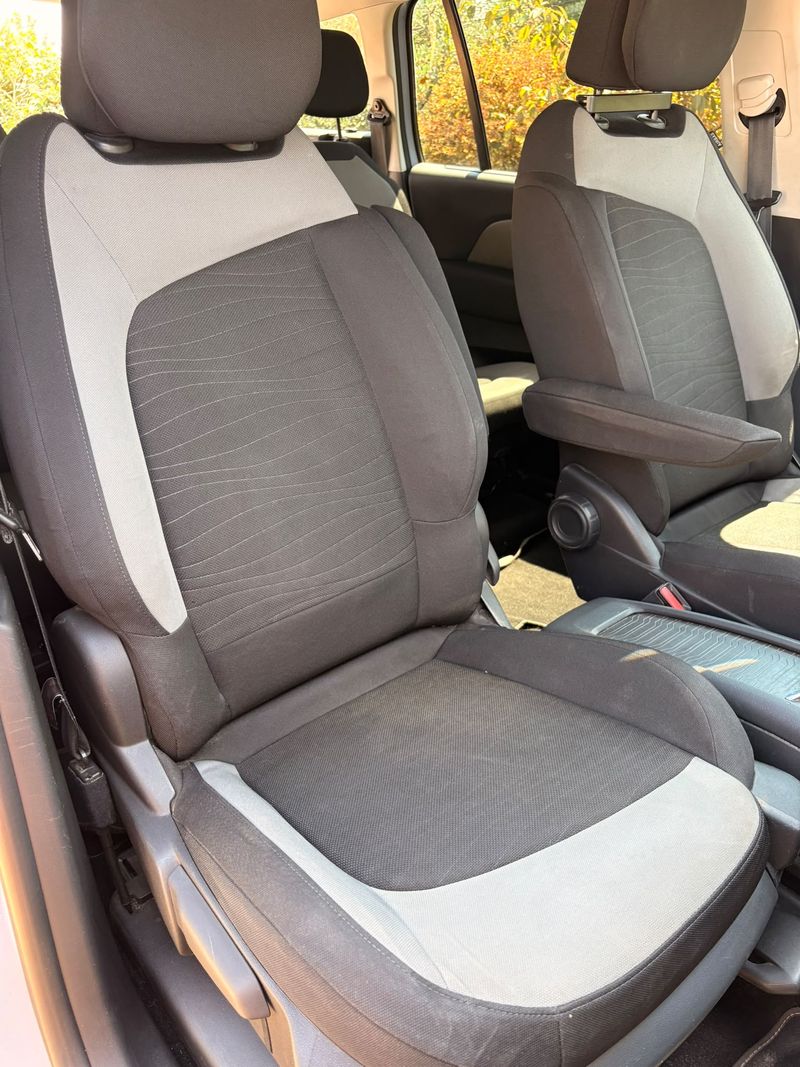 Nettoyage des sièges avant en tissu d'une voiture à domicile à Bordeaux