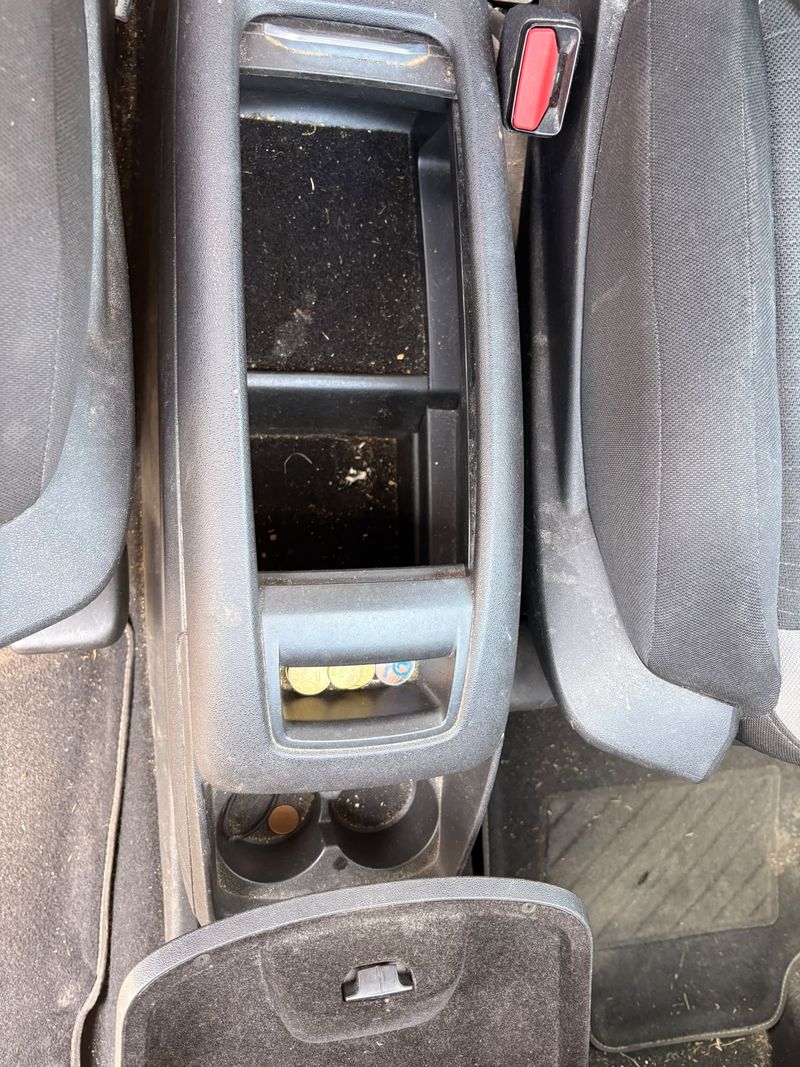 Vide-poches et console de voiture nettoyés à domicile à Bordeaux