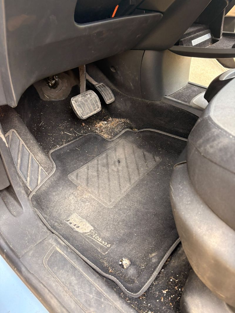 Tapis de voiture sale avant nettoyage à domicile à Bordeaux
